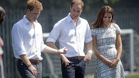 Princai Harry (kairėje) ir Williamas su hercogiene Catherine