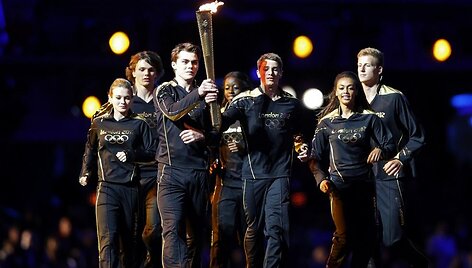 Olimpinę ugnį įžiebė Didžiosios Britanijos jaunieji sportininkai