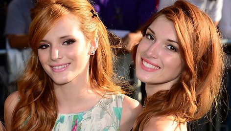 Bella Thorne (kairėje) su seserimi Dani