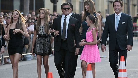 Sylvesteris Stallone su žmona Jennifer Flavin, dukromis ir broliu Franku