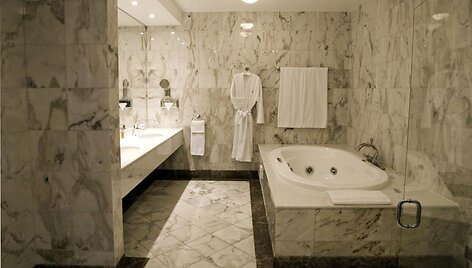 Prezidentinių apartamentų, kuriuose gyveno Lady Gaga, vonios kambarys