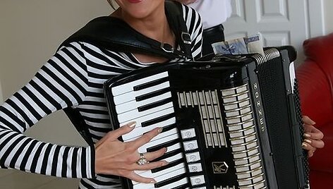 Katažina &bdquo;maivosi&ldquo; su akordeonu
