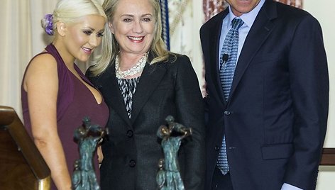 Iš kairės: Christina Aguilera, Hillary Clinton ir Davidas Novakas