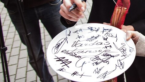 Lėk&scaron;tė su komandos narių autografais