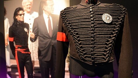 Michaelo Jacksono kostiumas i&scaron; susitikimo su buvusiu JAV prezidentu George'u Bushu