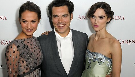 Režisierius Joe Wrightas su aktorėmis Alicia Wikander (kairėje) ir Keira Knightley