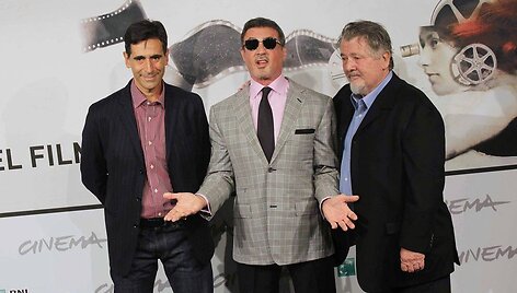 Sylvesteris Stallone (centre) su scenaristu Alessandro Camonu (kairėje) ir režisieriumi Walteriu Hillu