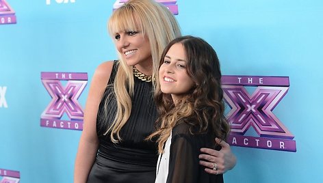 Britney Spears (kairėje) su „X Factor“ projekto finaliste Carly Rose Sonenclar