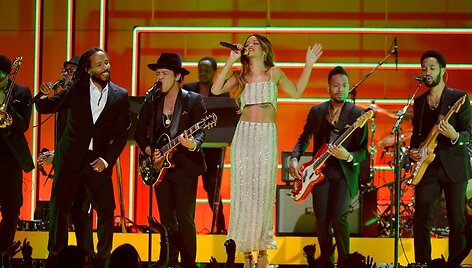 Rihanna, Bruno Marsas, Stingas, Ziggy, Stephenas ir Damianas Marley 