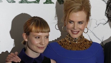 Nicole Kidman (de&scaron;inėje) ir Mia Wasikowska