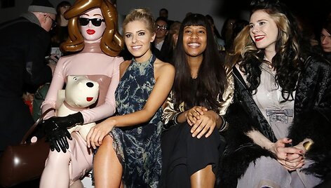 I&scaron; kairės: menininkė Pandemonia bei muzikantės Mollie King, VV Brown ir Kate Nash
