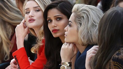 I&scaron; kairės: manekenė Rosie Huntington-Whiteley, aktorė Freida Pinto ir dainininkė Rita Ora