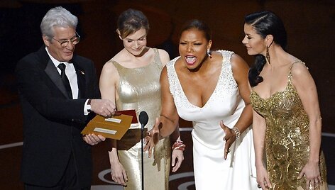 I&scaron; kairės: Richardas Gere'as, Renee Zellweger, Queen Latifah ir Catherine Zeta-Jones