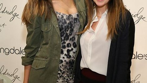 Lily Aldridge (kairėje) su pristatymo vie&scaron;nia