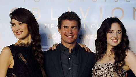 I&scaron; kairės: Olga Kurylenko, Tomas Cruise'as ir Andrea Riseborough