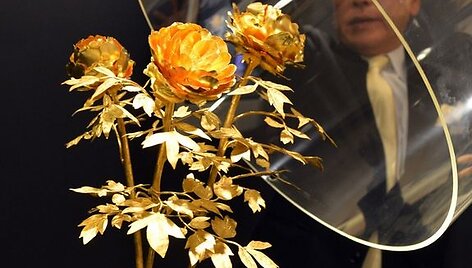 4.2 kg auksinės rožės (kaina &ndash; apie 4.5 mln. litų)