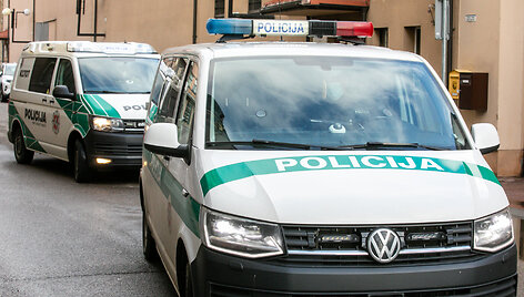 Policijos automobiliai prie Kauno tardymo izoliatoriaus