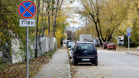 Automobiliai, stovintys pažeidžiant kelių eismo taisykles