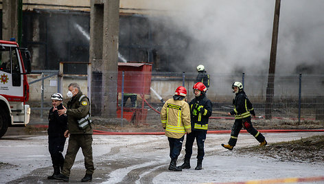 Kaune gamyklos teritorijoje po sprogimo dega keturių aukštų pastatas