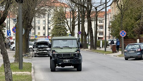 Kaune kari&scaron;kių visureigis susidūrė su lengvuoju automobiliu, nukentėjo moteris ir vaikas