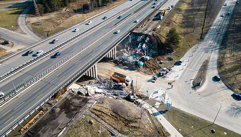 Per naktį nugriautas viadukas vir&scaron; Jonavos gatvės Kaune
