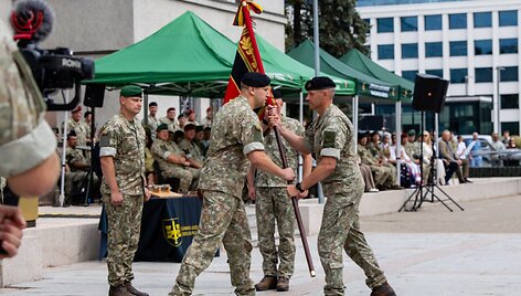 Sausumos pajėgų Plk. Juozo Vitkaus inžinerijos pulko steigimo ir vadų pasikeitimo ceremonija
