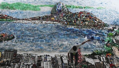 Brazilų menininkas Vikas Munizas i&scaron; panaudoto plastiko i&scaron;dėlioja įspūdingus peizažus.