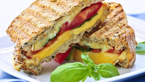 Itali&scaron;kas paninis su sūriu ir pomidorais