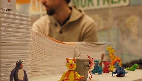 Lipdiniai i&scaron; plastilino, padaryti pagal instrukcijas i&scaron; knygos.