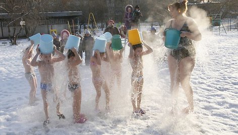 Mažųjų grūdinimas Krasnojarsko vaikų darželyje