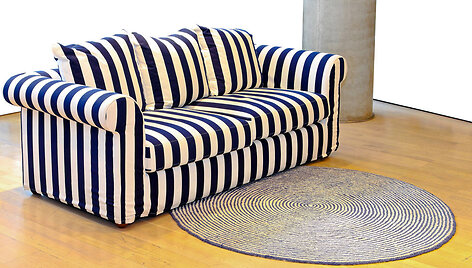 Dryžuota sofa