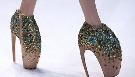 Britų dizainerio Alexander McQueen 2010 m. pavasario/vasaros kolekcija &ndash; viena paskutinių prie&scaron; dizainerio savižudybę. Paryžiaus mados savaitėje jis manekenes apavė keliasde&scaron;imt centimetrų siekiančiais auk&scaron;takulniais. 