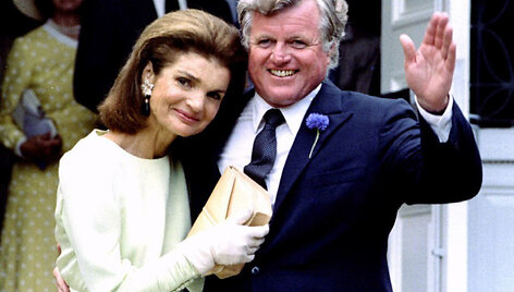 Jackie O su žuvusio prezidento broliu Edward Kennedy, praėjus beveik trims metams po savo vyro nužudymo.