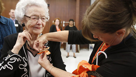 99-erių metų Audrey Crabtree gauna diplomą.