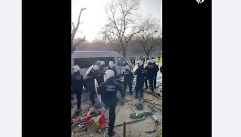 Ant policininko nugaros matyti užrašas dviem kalbomis, bet ne rumuniškai