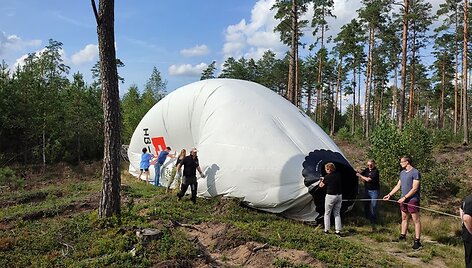 &Scaron;veicarų dujinio baliono pilotų Walterio Gschwendtnerio ir Balthasaro Wicki nusileidimas Dzūkijos mi&scaron;kuose 