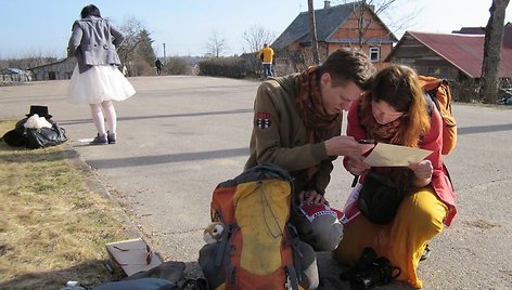 Autostopo varžybų dalyviai starto vietoje Sudervėje