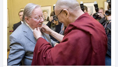 Kartą, viešėdamas Lietuvoje, Dalai Lama peštelėjo Vytauto Landsbergio barzdą, bet tai greičiausiai buvo ypatingo dėmesio parodymas