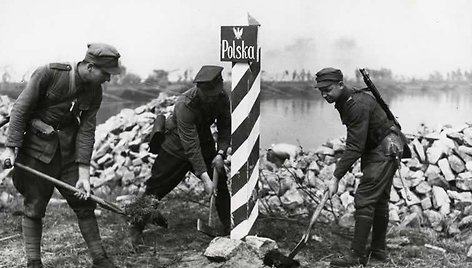 Lenkijos kariai 1945 m. žymi naują šios šalies sieną su Vokietija