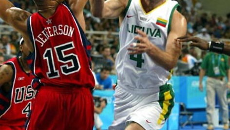 Vidas Ginevičius bando įveikti JAV rinktinės puolėjo Richardo Jeffersono gynybą