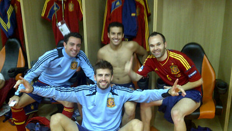 I&scaron; kairės Xavi, Pedro Rodriguezas, Andresas Iniesta, Gerardas Pique (viduryje)