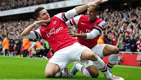 Olivier Giroud ir Theo Walcottas