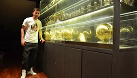 Lionelis Messi su trofėjais 