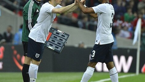Leightonas Bainesas ir Ashley Cole