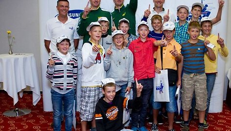 Broliai Lavrinoviciai ir Robertas Javtokas su jaunaisiais krep&scaron;ininkais