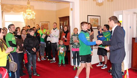 LR ambasadorius V. Purlys įteikia padėkos ra&scaron;tus bėgikams 