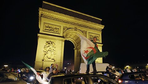Alžyriečiai &scaron;venčia savo rinktinės patekimą į a&scaron;tunfinalį