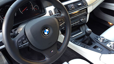 BMW M5 su mechanine greičių dėže