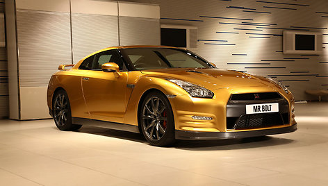 Auksinis Nissan GT-R