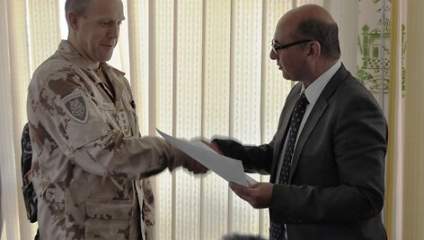 Dr. Abdullah Heiwadas apdovanoja PAG-15 vadą pulkininką Artūrą Radvilą.